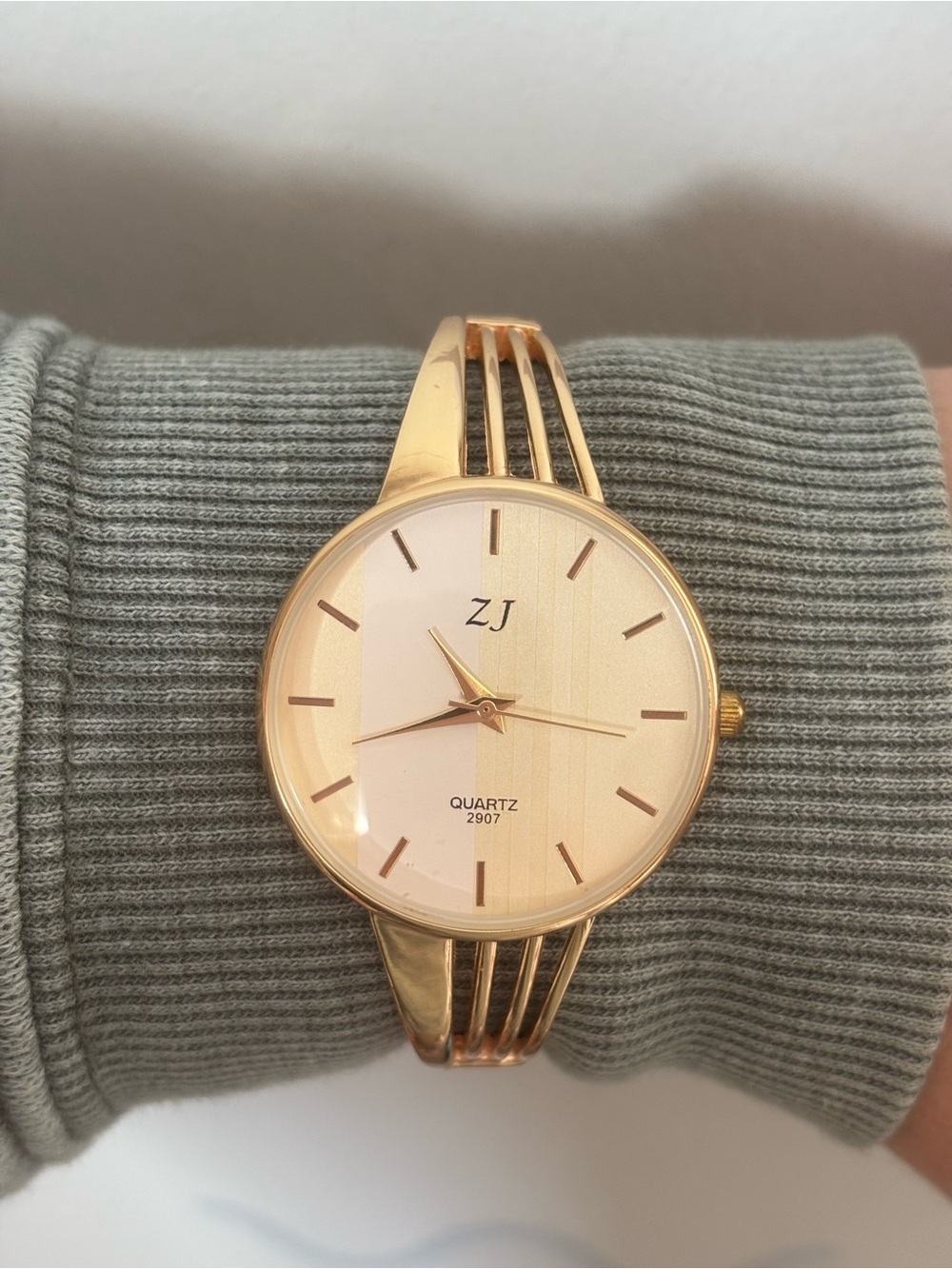 QUARTZ womenβs gold toned watch bangle cuff with open clip size 7